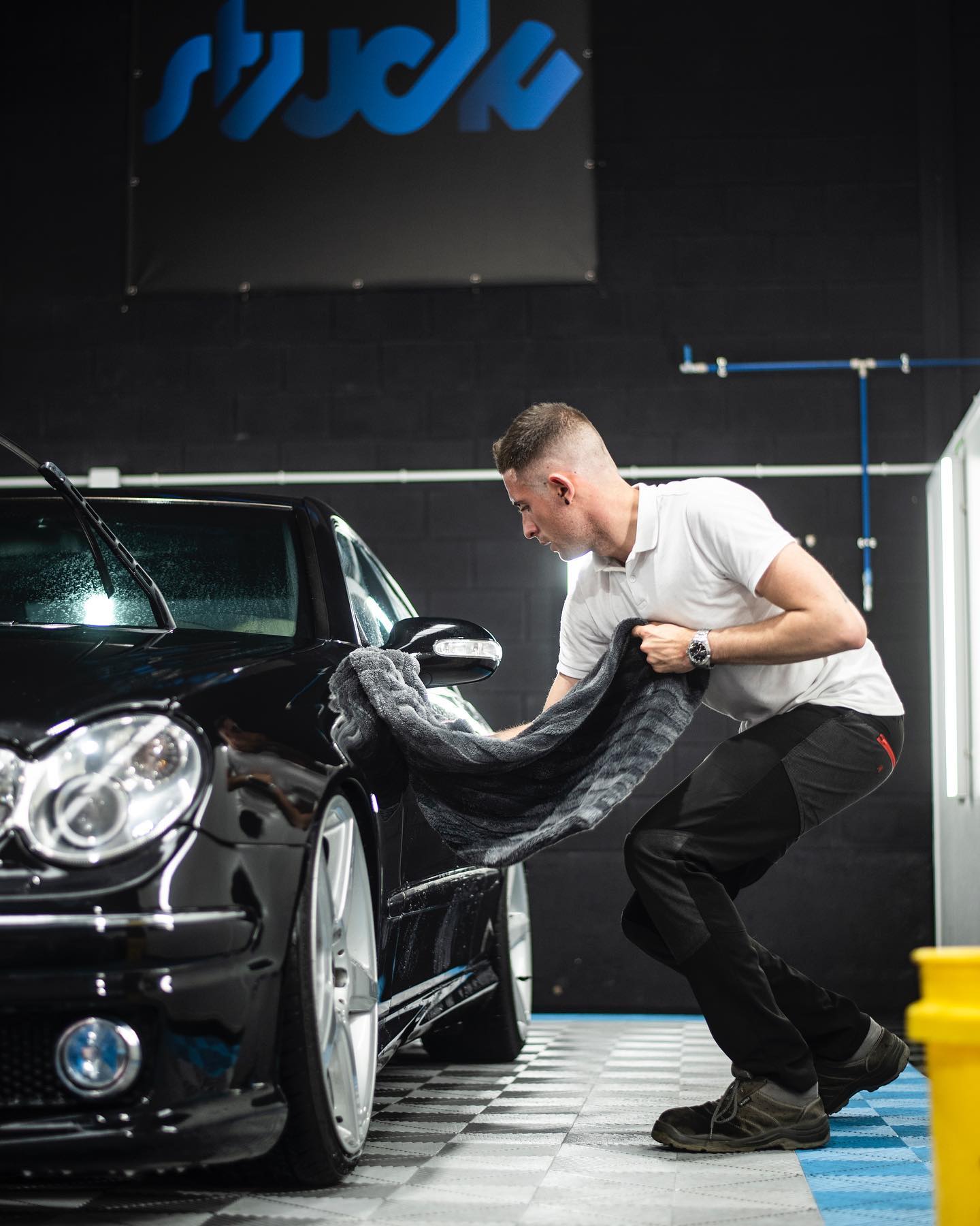 Profesional de V Detail Center trabajando sobre un vehículo