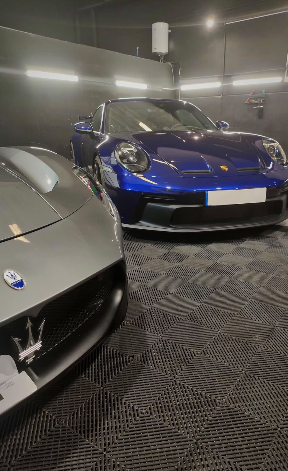 Porsche y Maserati en V Detail Center