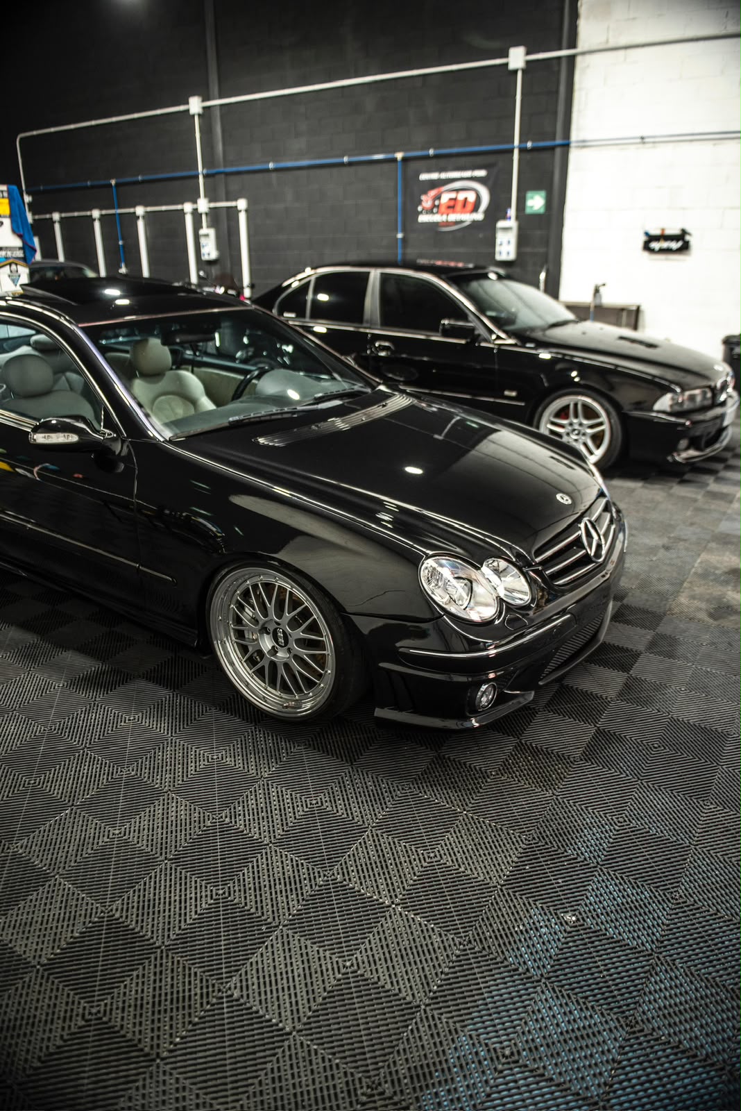 Mercedes-Benz terminado en V Detail Center