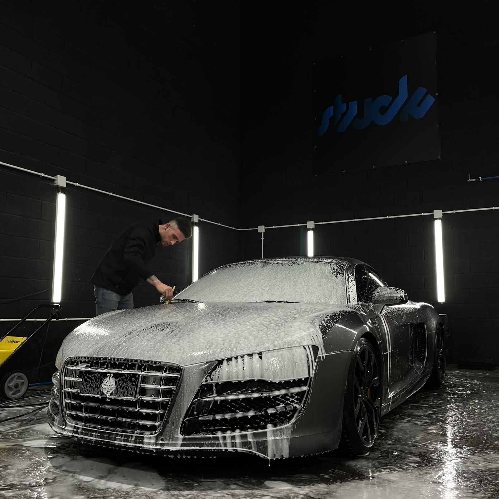 Audi R8 en V Detail Center